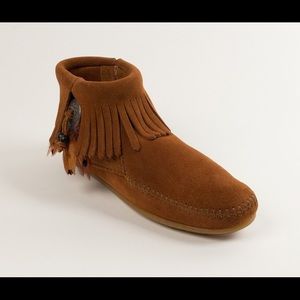 BNWT Minnetonka Concho Feather Boots